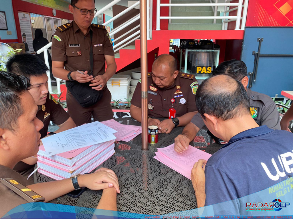 Kejaksaan Tinggi Riau Serahkan Tersangka dan Barang Bukti Tipikor Jembatan Anok